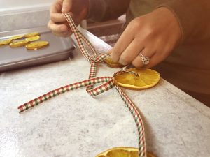 Building your DIY Holiday Garland from Oranges