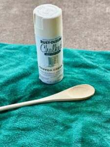 spray paint wooden spoon white for Thanksgiving DIY