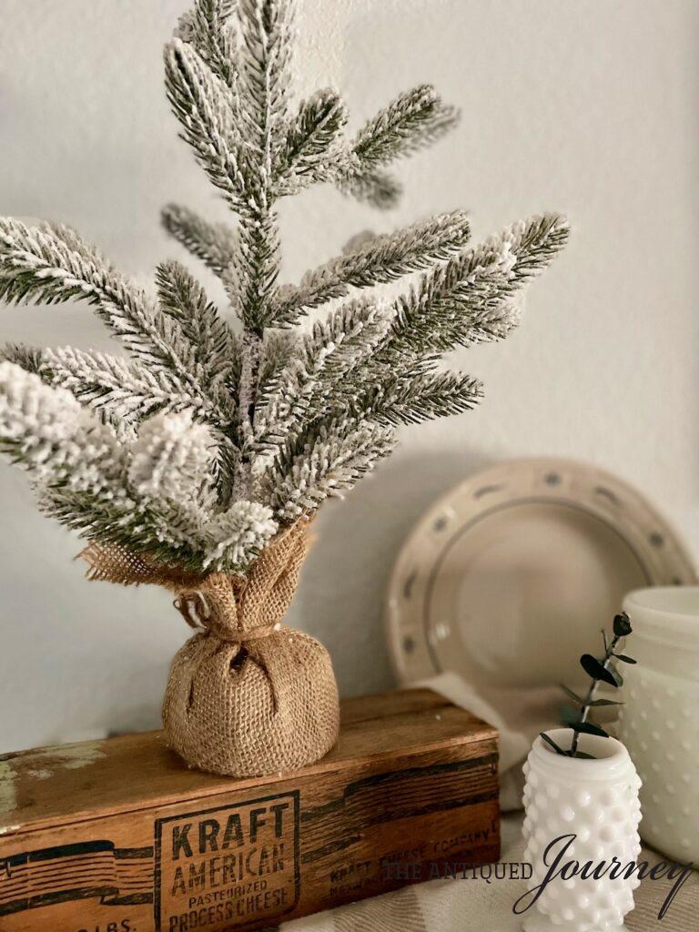 Winter decor: neutral and vintage with natural elements