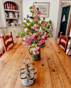 summer thrift store decor from Dabbling and Decorating