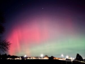 pink and green northern lights