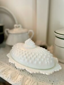 sustainable home decor with vintage pieces