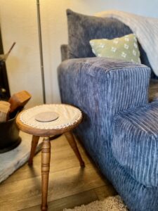 Budget-friendly living room makeover using almost entirely thrift store and secondhand pieces