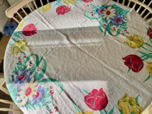 thrifted vintage table linen for summer decorating