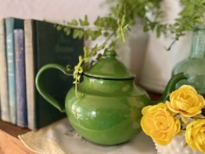 thrifting for late summer home decor vintage enamelware