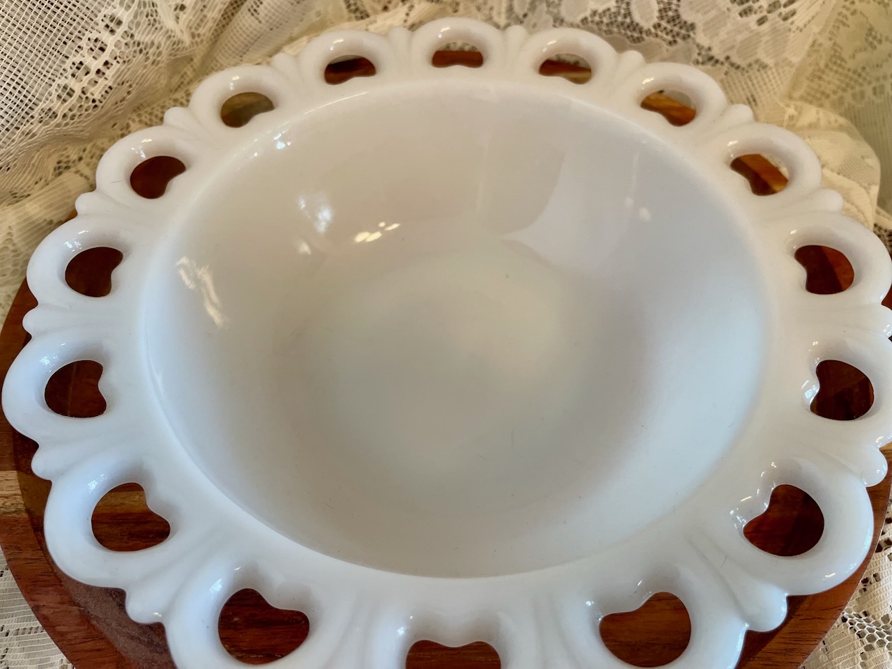 'Old Colony' Milk Glass Bowl - Image 3