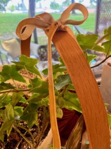 ribbon around a basket vignette handle
